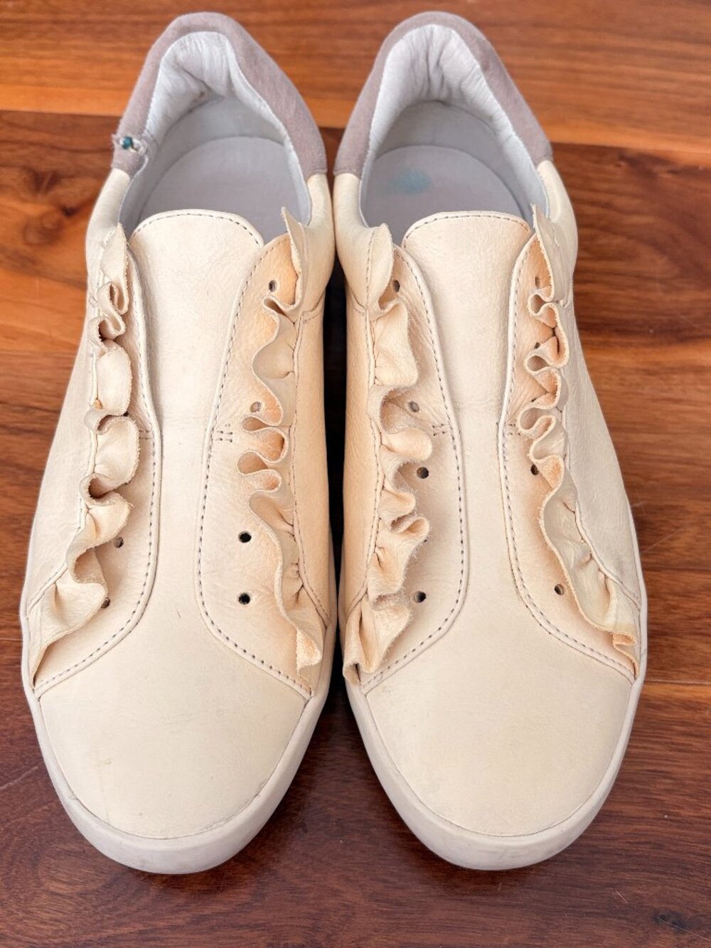 Joie Ruffled Sneakers SZ 37, color shell